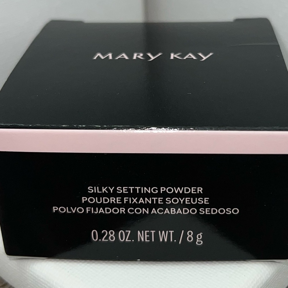 Mary Kay Silky Setting Powder - Light Beige - Picture 3 of 4